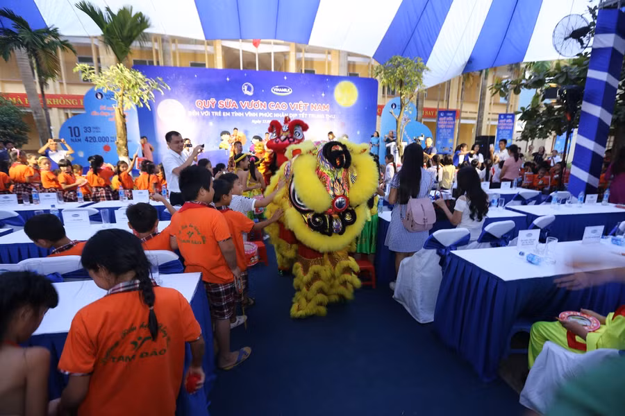 Các em học sinh hào hứng khi được chơi các trò chơi vụi nhộn, rước đèn trung thu và uống sữa cùng bạn bè