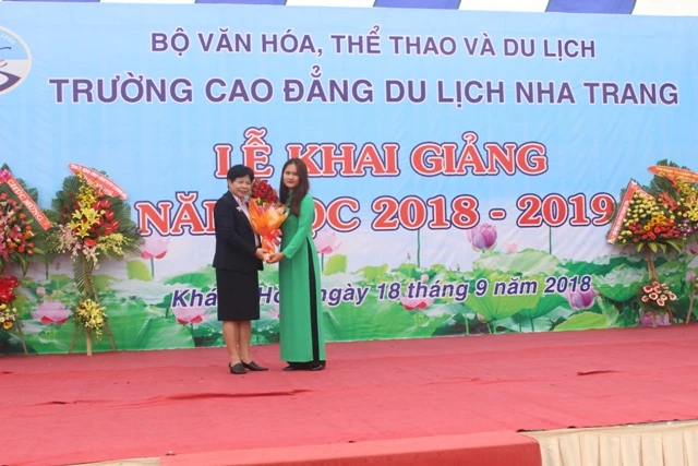 Đại diện sinh viên trao hoa chúc mừng nhà trường khai giảng năm học mới.