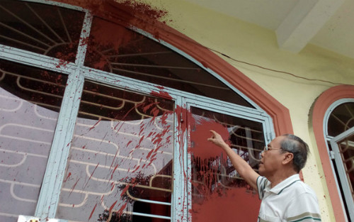 Căn nhà ông Quang bị nhóm người đòi nợ tạt sơn vào. Ảnh: NVCC