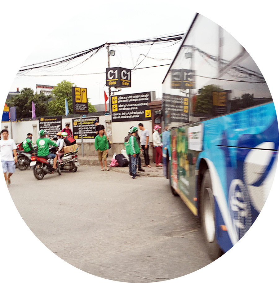 Lối vào bến xe Nước Ngầm của xe buýt luôn bị ùn ứ vì đội xe ôm Lối vào bến xe Nước Ngầm của xe buýt luôn bị ùn ứ vì đội xe ôm