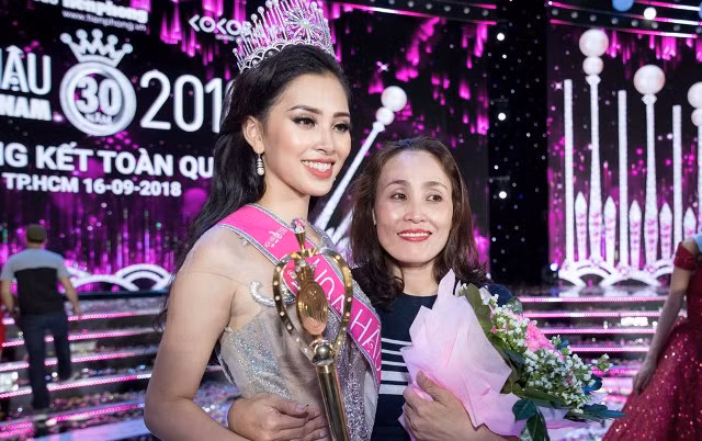 Tân Hoa hậu Việt Nam 2018 Trần Tiểu Vy bên mẹ trong ngày đăng quang (Ảnh: Hoàng Hà)
