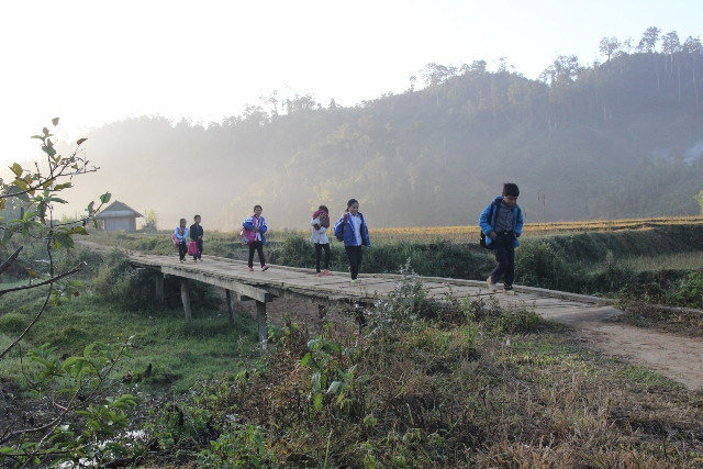 Những em HS ở gần bản ngay nơi điểm trường đóng thì thuận tiện hơn với con đường khô ráo đến lớp