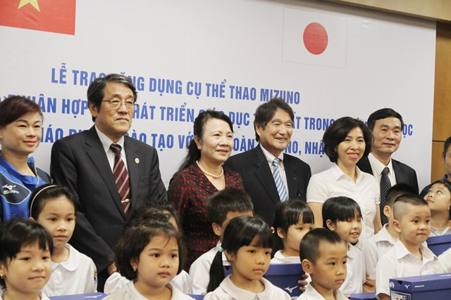 Lễ trao tặng bộ dụng cụ thể thao Mizuno