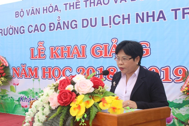 Bà Nguyễn Thị Thúy Hường – Hiệu trưởng trường Cao đẳng du lịch đọc diễn văn khai giảng.