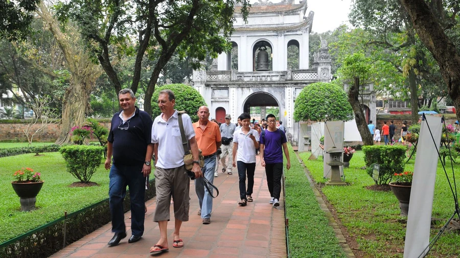 Du khách quốc tế tham quan Văn Miếu – Quốc Tử Giám (Hà Nội)