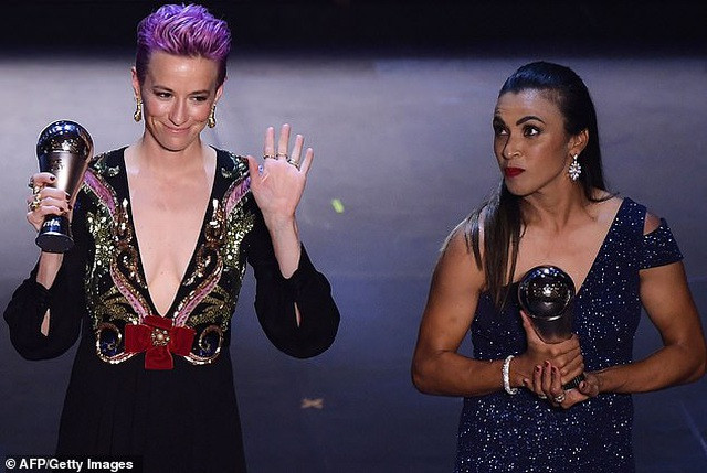 Megan Rapinoe (trái) giành giải nữ cầu thủ xuất sắc nhất năm. Megan Rapinoe (trái) giành giải nữ cầu thủ xuất sắc nhất năm.