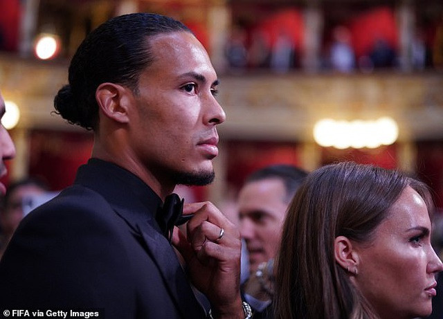 Van Dijk xếp thứ 2 sau Messi ở giải thưởng này, còn C.Ronaldo (không tới tham dự đêm Gala) xếp thứ 3. Van Dijk xếp thứ 2 sau Messi ở giải thưởng này, còn C.Ronaldo (không tới tham dự đêm Gala) xếp thứ 3.