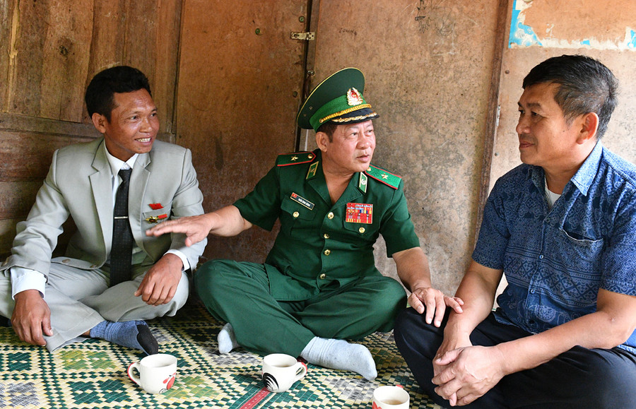 Thiếu tướng Trần Đình Dũng gặp lại những người bạn thân thiết. Bên phải là già làng Litthiphong, nguyên trưởng bản Đen-sa-vẳn (Lào) và bên trái là già làng Hồ Văn Còi, nguyên trưởng bản Ka-tăng. Cuộc gặp diễn ra nhân sự kiện Giao lưu hữu nghị biên giới Việt Nam - Lào do Bộ chỉ huy Bộ đội biên phòng tỉnh Quảng Trị tổ chức, diễn ra tại tỉnh Quảng Trị từ 20 - 30/7/2019. Ảnh: Việt Văn Thiếu tướng Trần Đình Dũng gặp lại những người bạn thân thiết. Bên phải là già làng Litthiphong, nguyên trưởng bản Đen-sa-vẳn (Lào) và bên trái là già làng Hồ Văn Còi, nguyên trưởng bản Ka-tăng. Cuộc gặp diễn ra nhân sự kiện Giao lưu hữu nghị biên giới Việt Nam - Lào do Bộ chỉ huy Bộ đội biên phòng tỉnh Quảng Trị tổ chức, diễn ra tại tỉnh Quảng Trị từ 20 - 30/7/2019. Ảnh: Việt Văn