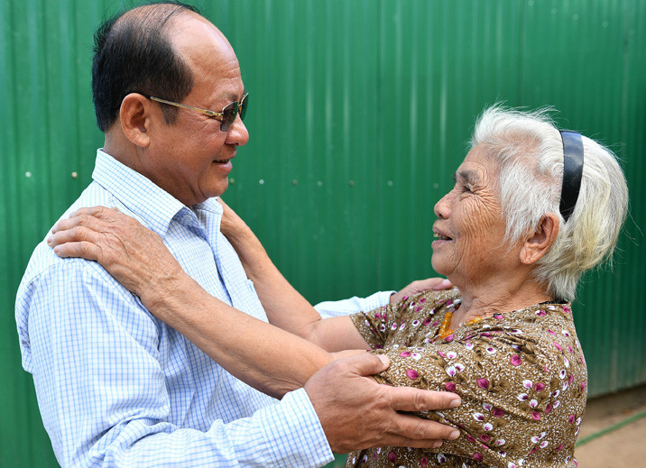 Thiếu tướng Trần Đình Dũng về chiến khu Ba Lòng được một cụ già ôm lấy xúc động như gặp lại người thân. Ảnh: Việt Văn. Thiếu tướng Trần Đình Dũng về chiến khu Ba Lòng được một cụ già ôm lấy xúc động như gặp lại người thân. Ảnh: Việt Văn.