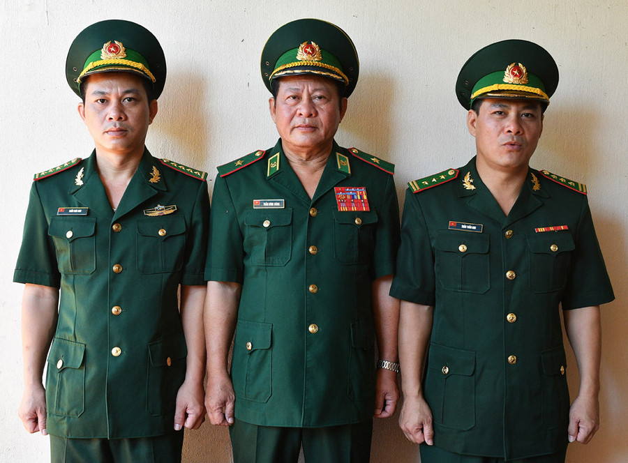 Tướng Dũng (giữa) và hai con trai: Thượng tá Trần Tuấn Anh (phải) và đại úy Trần Thái Sơn (trái). Ảnh: Việt Văn. Tướng Dũng (giữa) và hai con trai: Thượng tá Trần Tuấn Anh (phải) và đại úy Trần Thái Sơn (trái). Ảnh: Việt Văn.