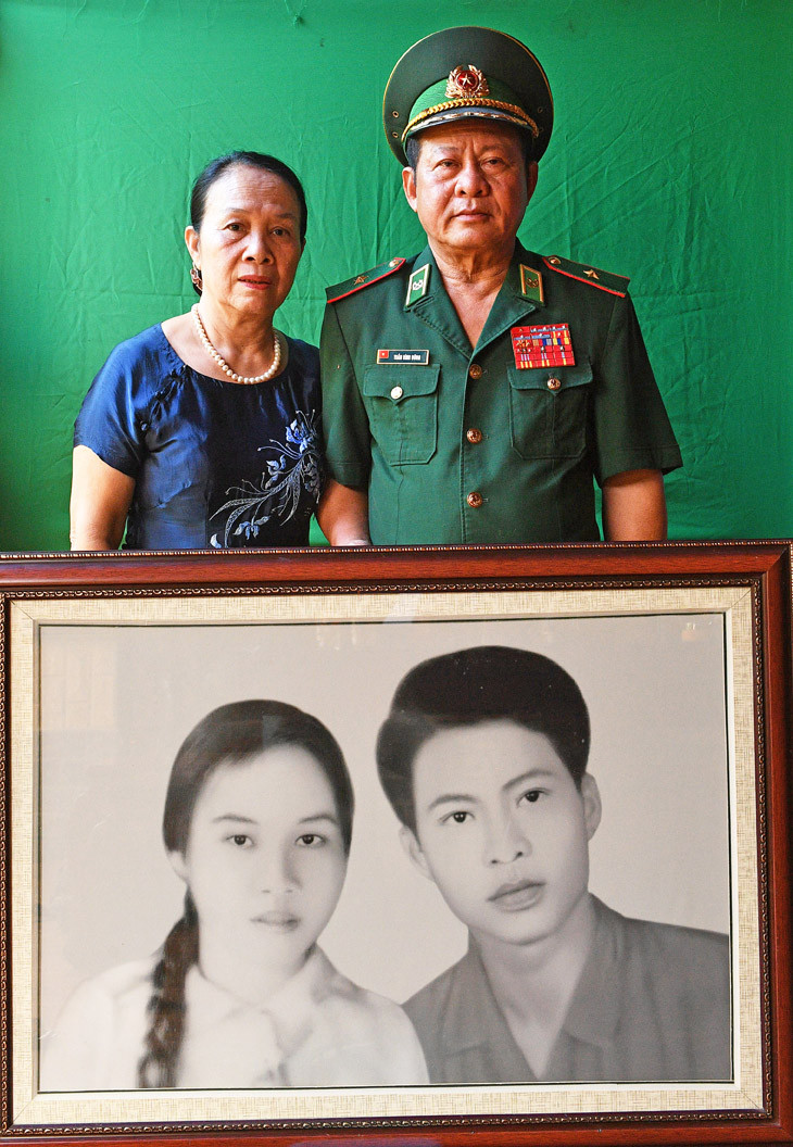 Thiếu tướng Trần Đình Dũng và vợ - bà Hoàng Thị Lộc, cũng người Quảng Trị cùng tấm ảnh hai người cách đây hơn 40 năm. Ảnh: Việt Văn. Thiếu tướng Trần Đình Dũng và vợ - bà Hoàng Thị Lộc, cũng người Quảng Trị cùng tấm ảnh hai người cách đây hơn 40 năm. Ảnh: Việt Văn.
