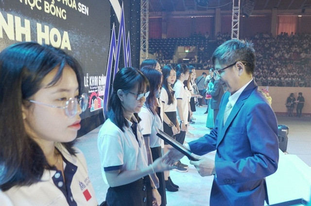 PGS.TS Trần Đan Thư trao học bổng cho các tân sinh viên