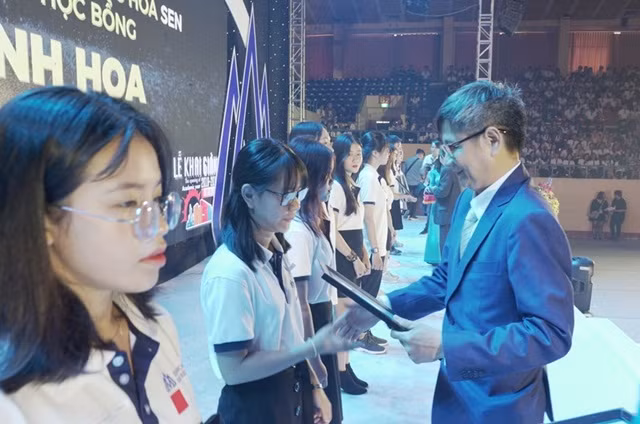 PGS.TS Trần Đan Thư trao học bổng cho các tân sinh viên