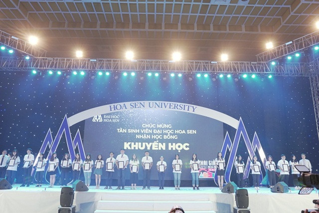 Các tân sinh viên đạt điểm cao nhận học bổng năm học 2018-2019