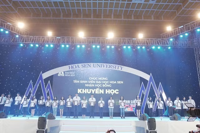 Các tân sinh viên đạt điểm cao nhận học bổng năm học 2018-2019