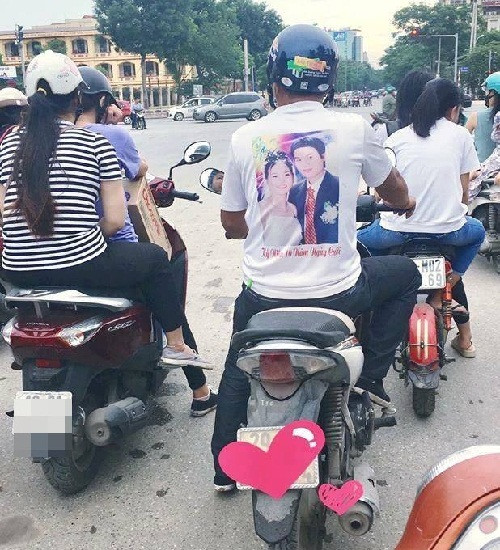 Trang phục của người đàn ông có gia đình Trang phục của người đàn ông có gia đình.