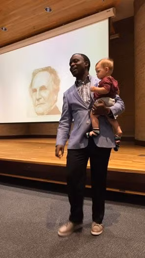 Thầy giáo giúp sinh viên bế con khi lên lớp