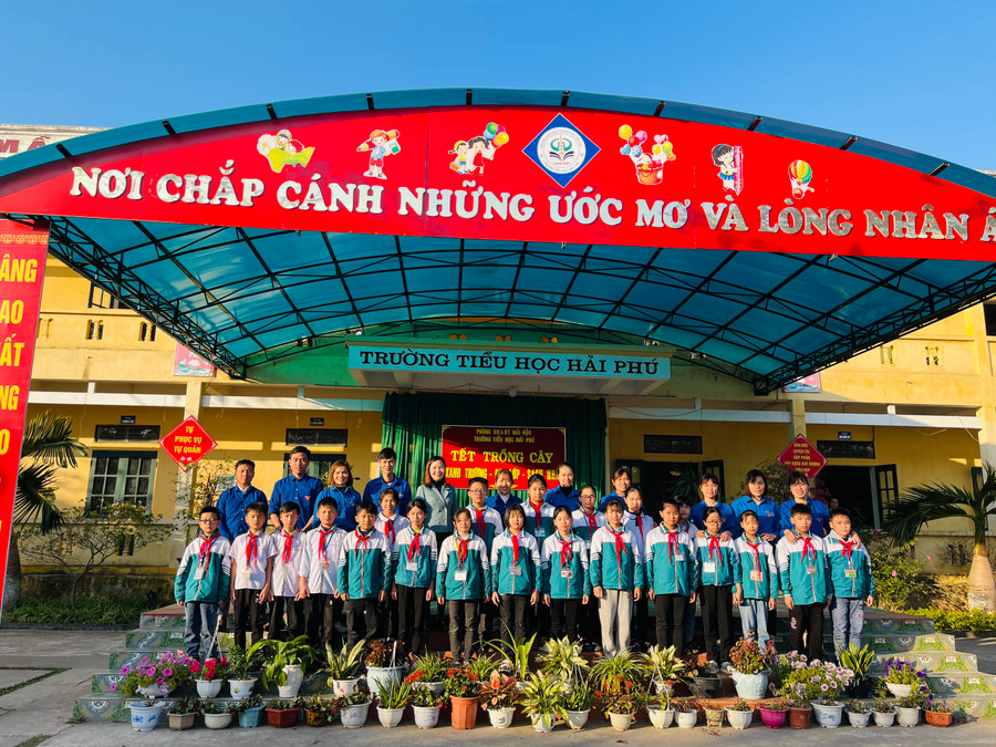 Cả thầy và trò cùng nhau hưởng ứng nhiệt tình hoạt động Tết trồng cây nhân dịp đầu xuân mới.