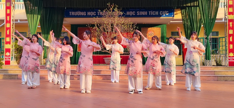 Tiết mục biểu diễn hát múa mừng Đảng, mừng Xuân của học sinh Trường THCS Hải Xuân, huyện Hải Hậu sáng 30/1.