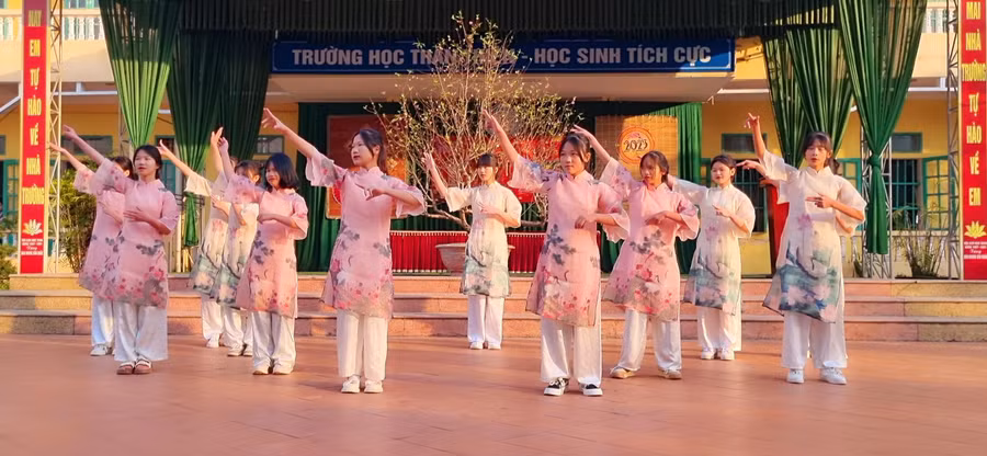 Tiết mục biểu diễn hát múa mừng Đảng, mừng Xuân của học sinh Trường THCS Hải Xuân, huyện Hải Hậu sáng 30/1.