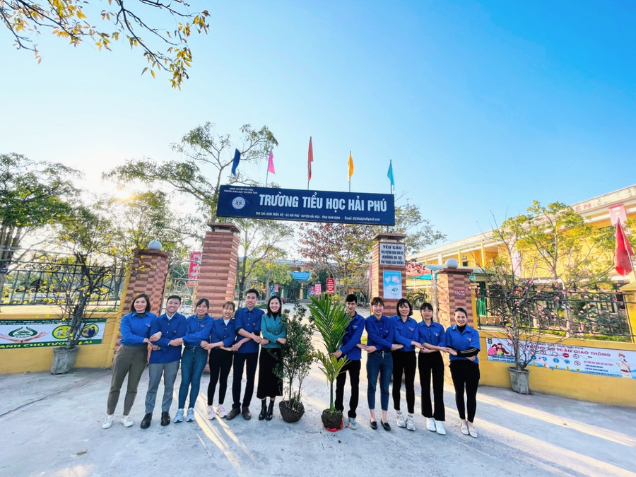 Các thầy cô giáo cùng nhau hưởng ứng hoạt động trồng cây đầu xuân tại trường.