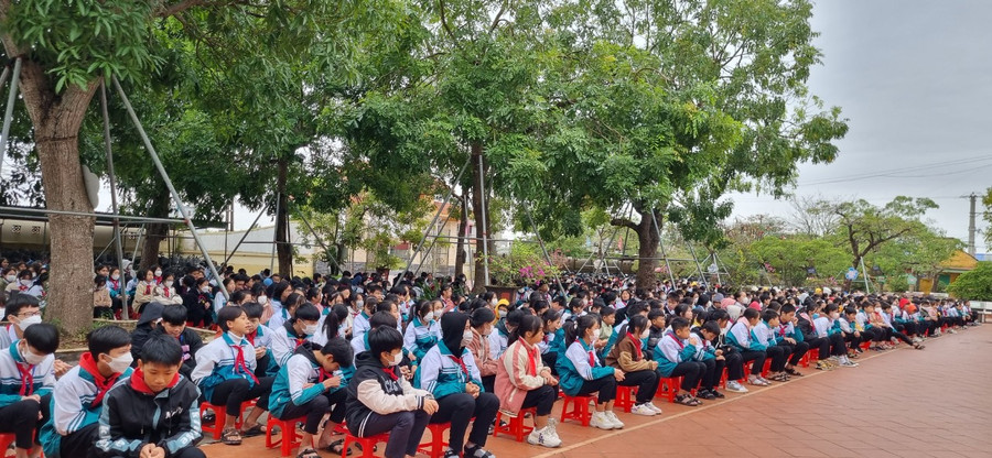 Các em học sinh trong giờ sinh hoạt dưới cờ đầu tiên của năm mới Quý Mão 2023 tại Trường THCS Hải Xuân, huyện Hải Hậu.