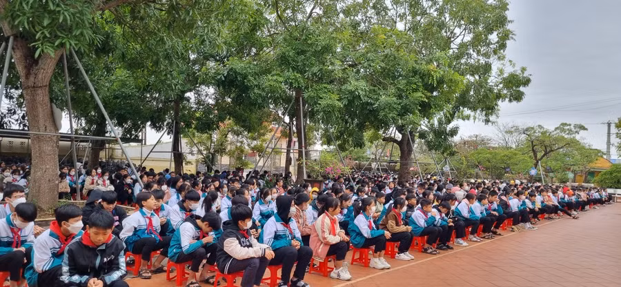 Các em học sinh trong giờ sinh hoạt dưới cờ đầu tiên của năm mới Quý Mão 2023 tại Trường THCS Hải Xuân, huyện Hải Hậu.