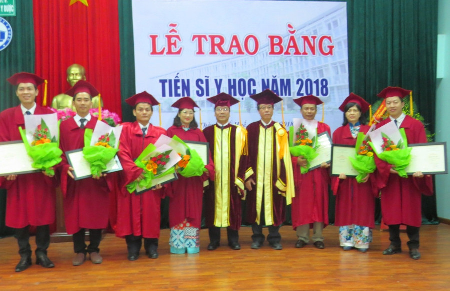 7 tân Tiến sỹ Y học chụp ảnh lưu niệm cùng Ban giám hiệu Trường ĐH Y Dược Huế 