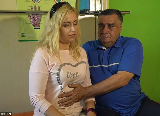 Ném đồ kim loại vào người đàn ông này, ném bao nhiêu bị hút dính bấy nhiêu hình ảnh 1 nem do kim loai vao nguoi dan ong nay, nem bao nhieu bi hut dinh bay nhieu hinh anh 1