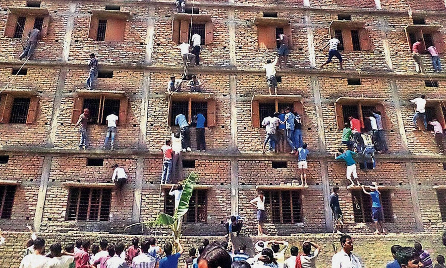 Các phụ huynh Ấn Độ đang trèo lên các phòng thi để ném bài cho con em mình Các phụ huynh Ấn Độ đang trèo lên các phòng thi để ném bài cho con em mình