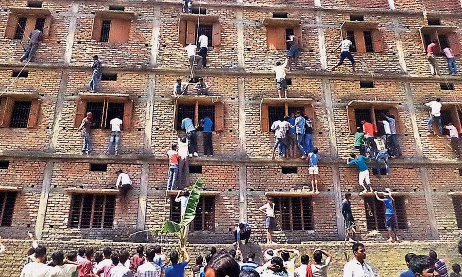 Các phụ huynh Ấn Độ đang trèo lên các phòng thi để ném bài cho con em mình