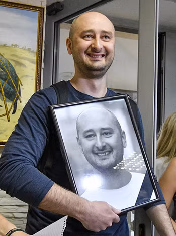 Babchenko cầm bức ảnh chân dung của mình mà các đồng nghiệp đặt tại