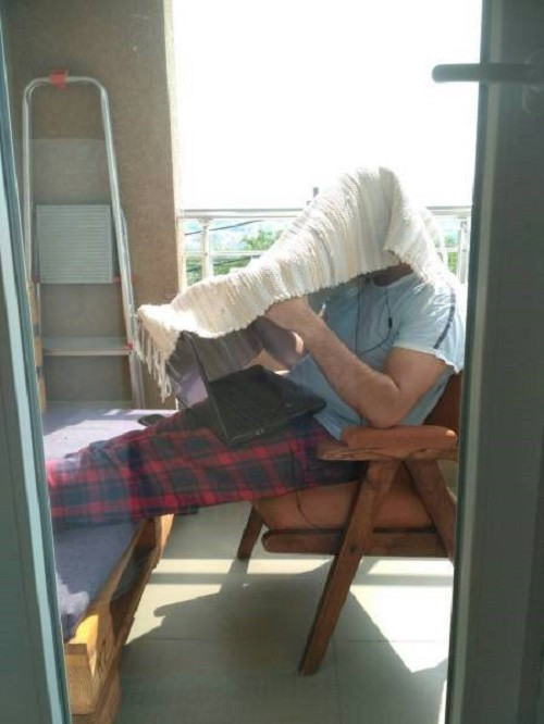 Chẳng mấy khi anh hoạt động ngoài trời.