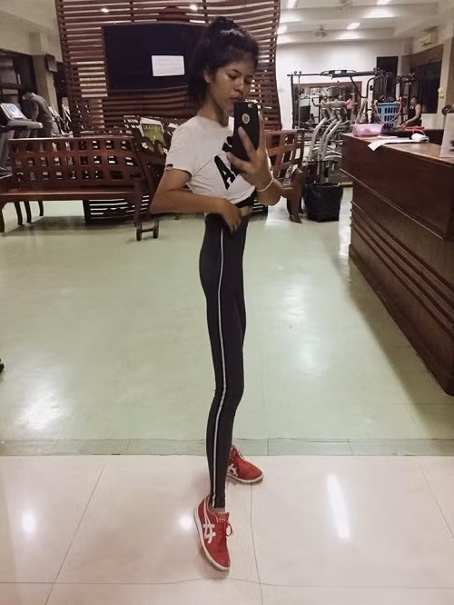 Chân dài miên man. Chân dài miên man.