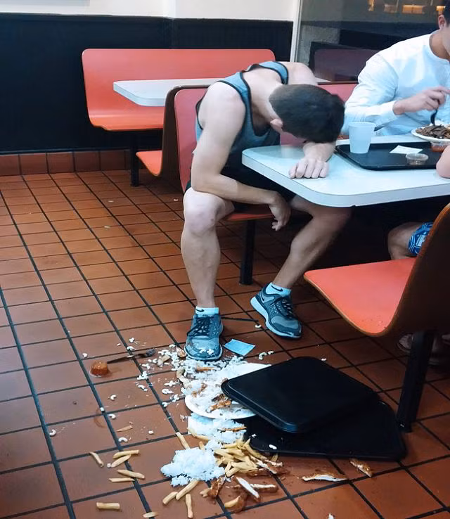 Hành động không giống ai của con người buồn cười - Hình 3