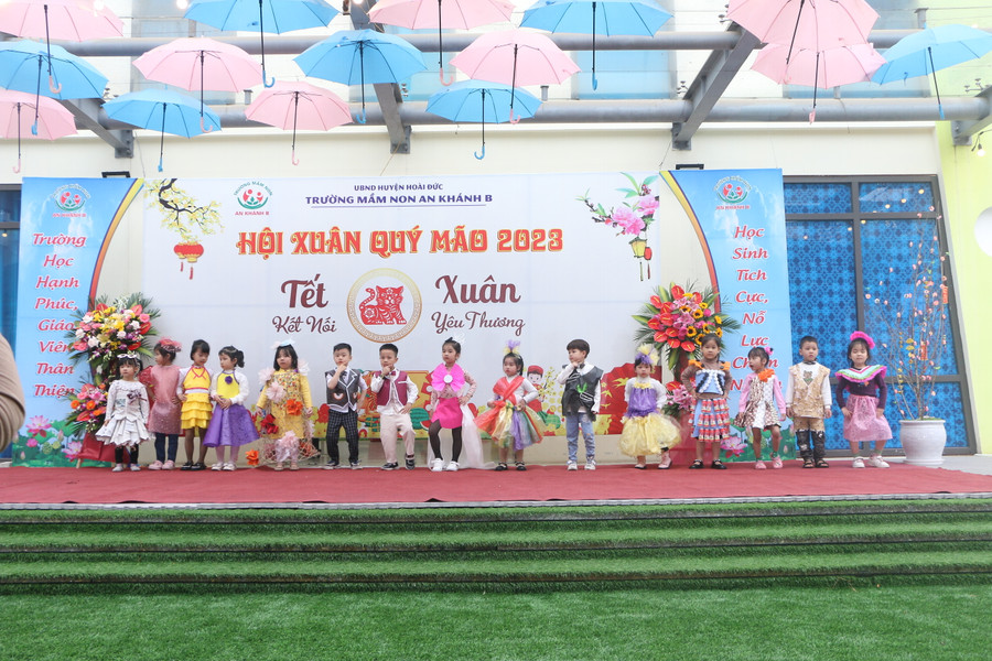 Trẻ tự tin tạo dáng trên sân khấu trong những bộ trang phục tự chế đầy sáng tạo.