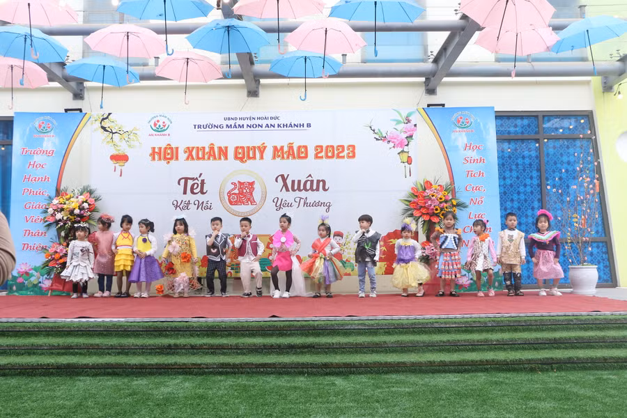 Trẻ tự tin tạo dáng trên sân khấu trong những bộ trang phục tự chế đầy sáng tạo.