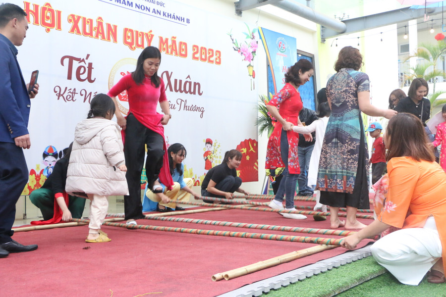 Cô trò và phụ huynh cùng nhau tham gia nhảy sạp trên sân khấu trong tiếng nhạc hân hoan.