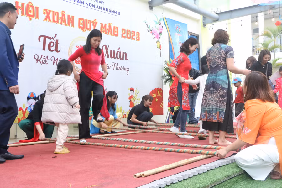 Cô trò và phụ huynh cùng nhau tham gia nhảy sạp trên sân khấu trong tiếng nhạc hân hoan.