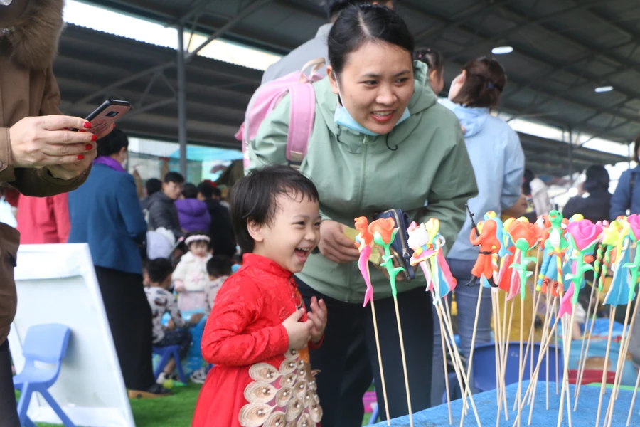 Sự hào hứng của trẻ khi lần đầu tiên tận mắt thấy những con tò he tại hội xuân.