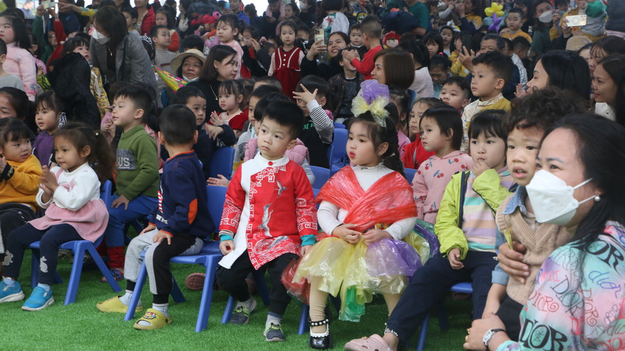 Từng ánh mắt thích thú pha chút thơ ngây của trẻ khiến cho ngày hội càng trở nên vui tươi.