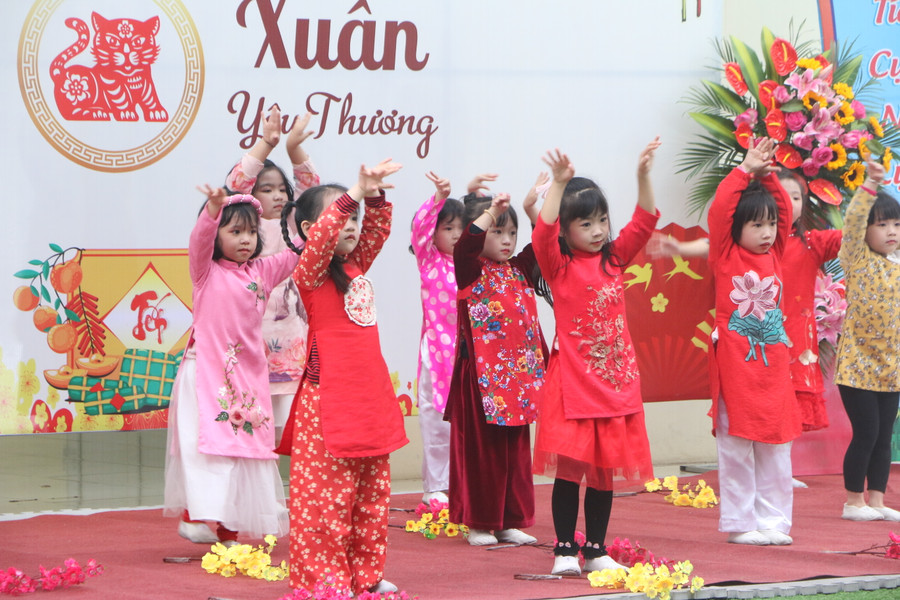 Từng ca khúc hát về mùa xuân, mừng đất nước đổi mới được các em cất lên trong tiếng cổ vũ của khán giả.