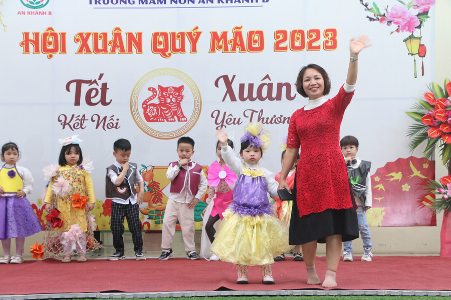 Các 'siêu mẫu nhí" trong trang phục từ vật liệu tái chế lên sân khấu biểu diễn thời trang.