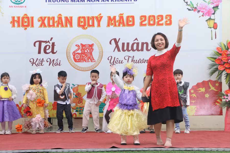 Các 'siêu mẫu nhí" trong trang phục từ vật liệu tái chế lên sân khấu biểu diễn thời trang.