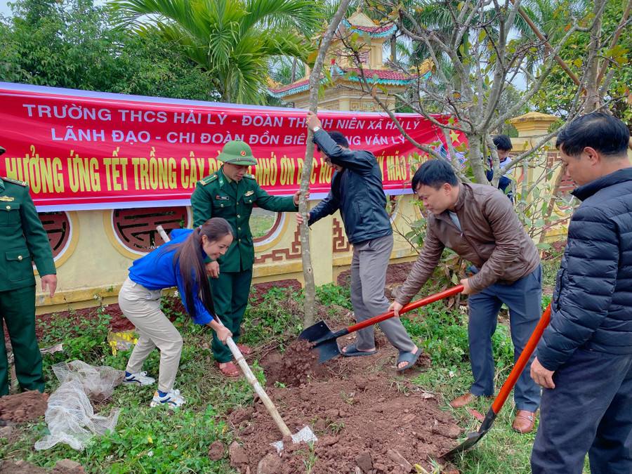 Từ nhiều năm nay, hoạt động Tết trồng cây được Đảng ủy, Chính quyền xã Hải Lý phối hợp cùng Trường THCS Hải Lý và Đồn Biên phòng Văn Lý cùng các đoàn thể thực hiện tích cực, hiệu quả.