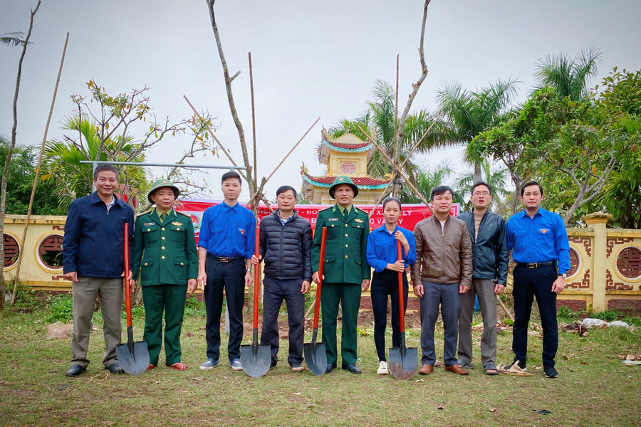 Các đại biểu tham dự chụp ảnh trước khi bước vào phần trồng cây xanh.