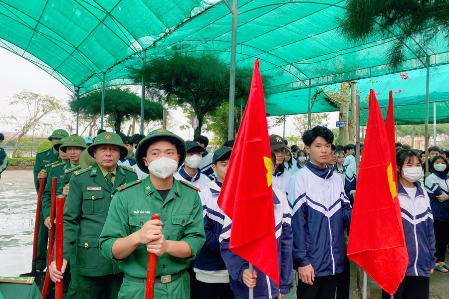 Đông đảo học sinh của trường và các cán bộ, chiến sĩ Đồn Biên phòng Văn Lý cùng tham gia Tết trồng cây.