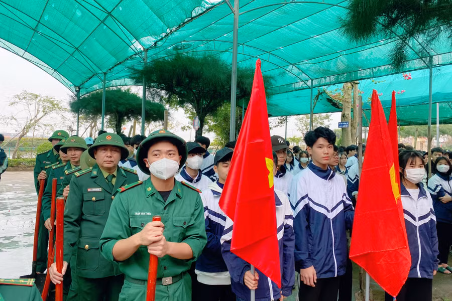 Đông đảo học sinh của trường và các cán bộ, chiến sĩ Đồn Biên phòng Văn Lý cùng tham gia Tết trồng cây.