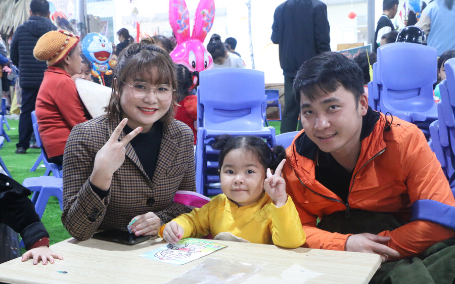 Đây là dịp bố mẹ cùng con trải nghiệm các hoạt động tập thể của trẻ tại trường trong không khí hân hoan.