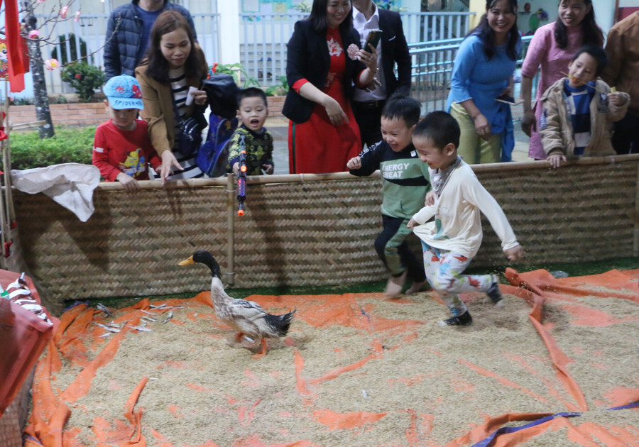 Bắt vịt là trò chơi đòi hỏi sự nhanh nhạy của trẻ.